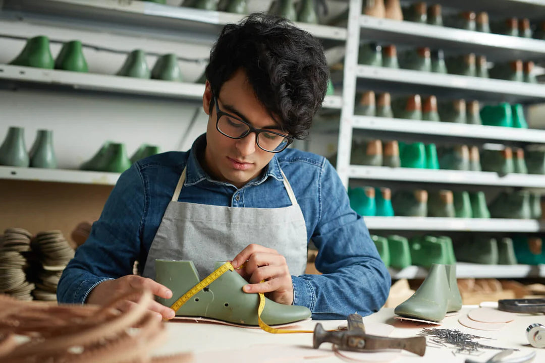 Un de nos experts travaillant sur la conception des chaussures Image