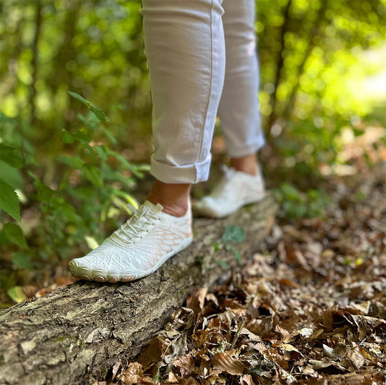 la chaussure pieds nus sur un tronc