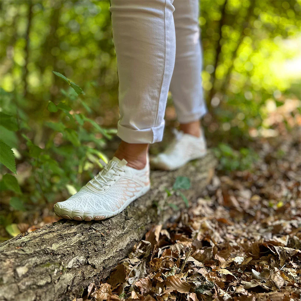 la chaussure barefoot femme sur un tronc Image